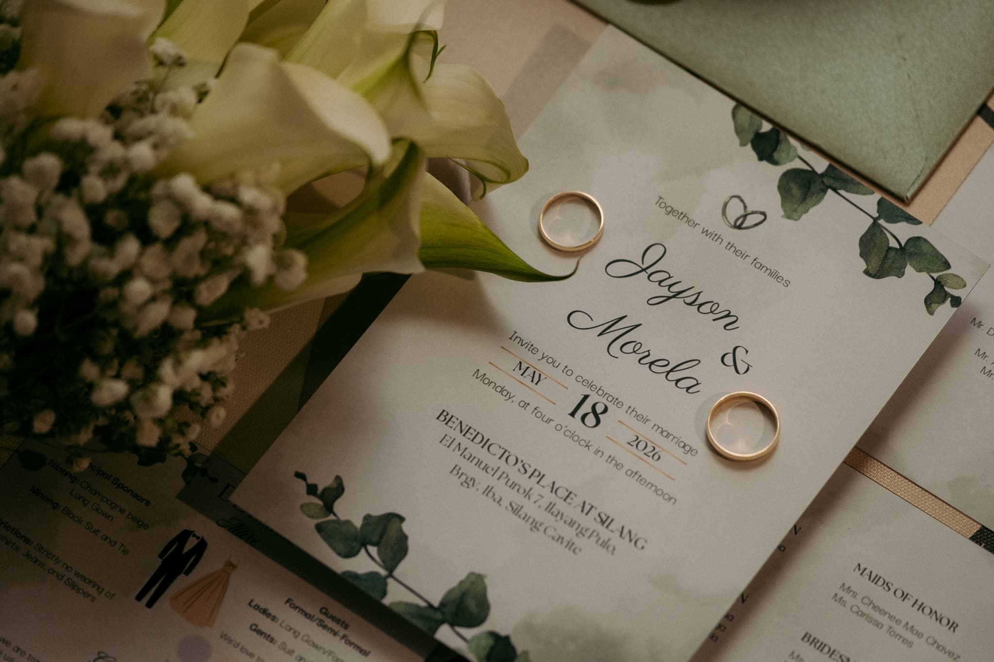 Details before the aisle.